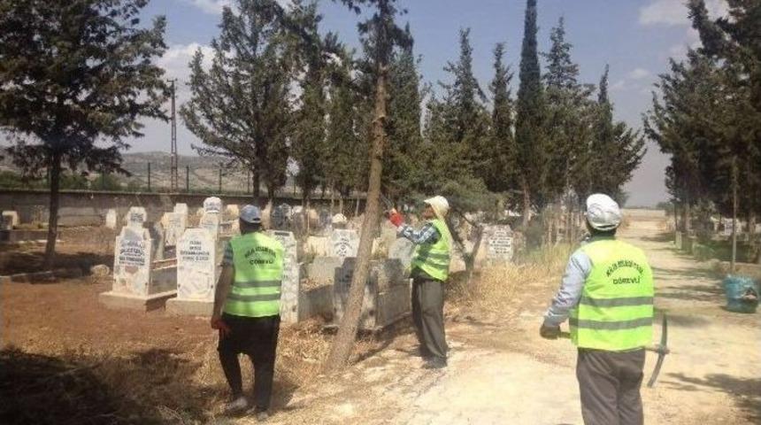 Asri Mezarlıkta Kurumuş Otlar Temizleniyor