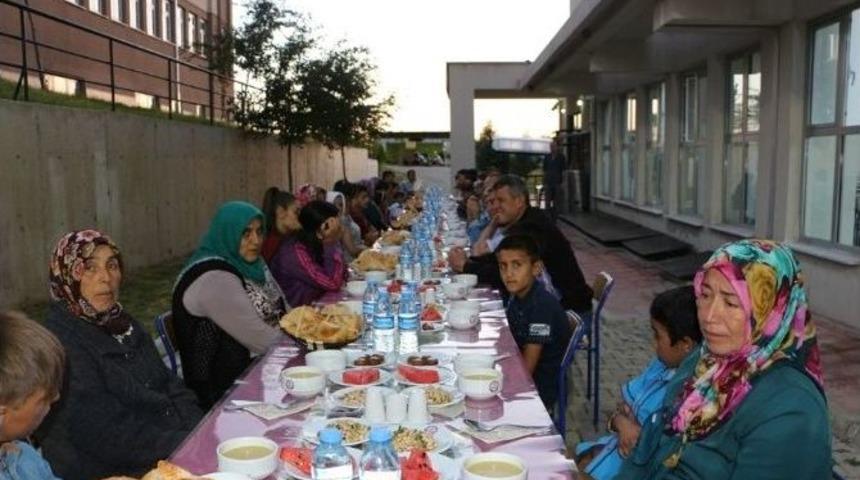 D&uuml;nya Yetimler G&uuml;n&uuml;&rsquo;nde İftar Sevinci