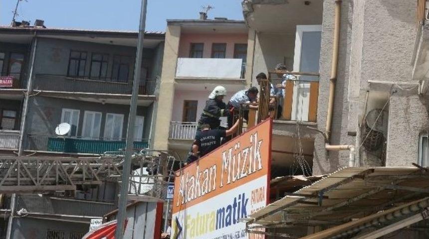 Arkadaşıyla Tartışan Alkoll&uuml; Kişi Balkondan D&uuml;şt&uuml;