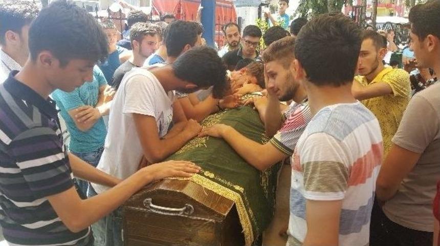 Trafik Kazasında Hayatını Kaybeden Futbolcu Toprağa Verildi