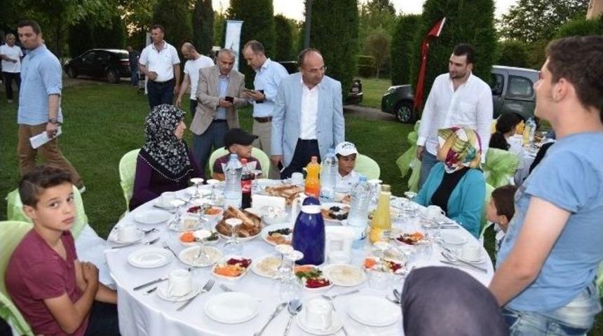 &Uuml;z&uuml;lmez, D&uuml;nya Yetimler G&uuml;n&uuml;n&uuml; Unutmadı