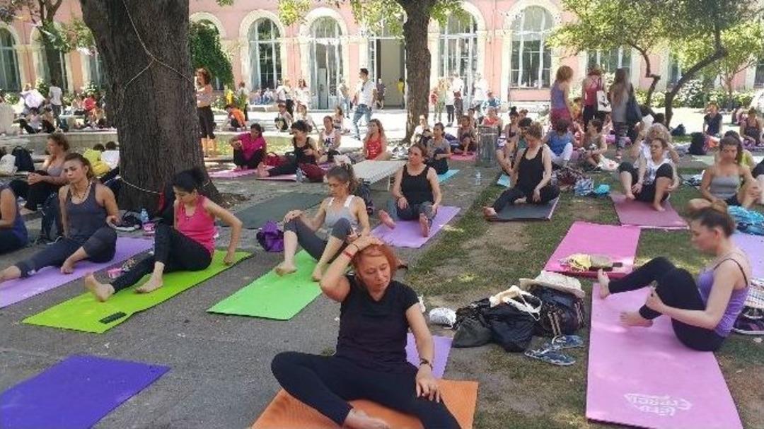 D&uuml;nya Yoga G&uuml;n&uuml;&rsquo;nde Bin Kişi Yoga Yaptı