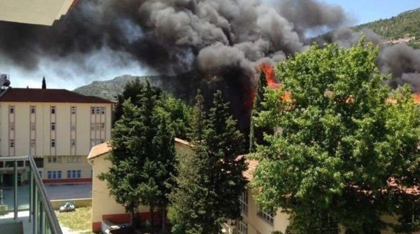 Tadilat Yapılan Lisenin &Ccedil;atısı Yandı