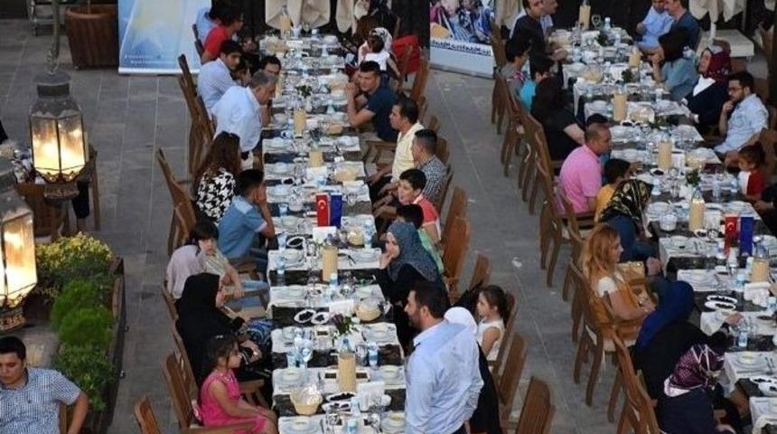 Suriyeli M&uuml;ltecilere İftar Yemeği