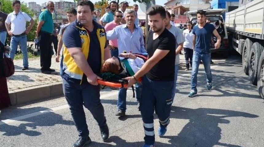 Fatsa&rsquo;da Tır İle Panelvan Minib&uuml;s &Ccedil;arpıştı: 4 Yaralı