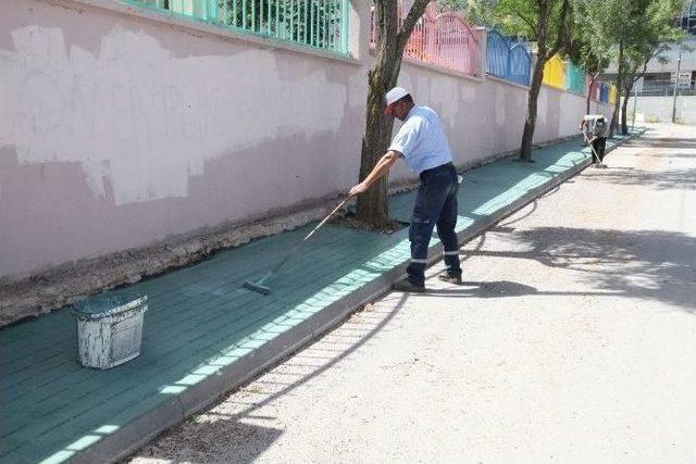 Yenikent’in Kaldırımları Yeşile Boyandı