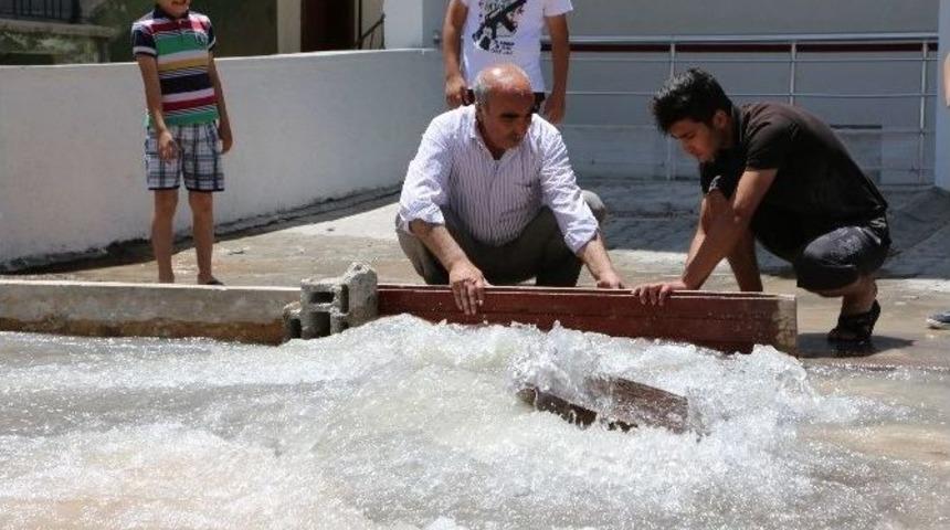 R&ouml;gar Kapağı Patladı, Mahalle Sular Altında Kaldı