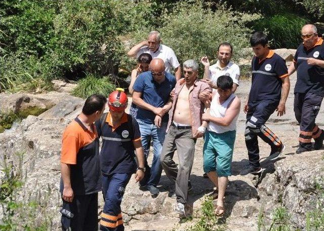 Boğulma Tehlikesi Geçiren Çocuklarını Kurtarmak İsteyen Baba Kayalıklardan Düştü