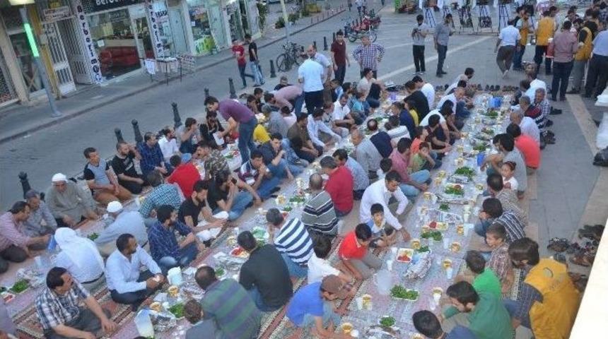 Adıyaman&rsquo;da Ki M&uuml;lteciler İftar Sofrasında Buluştu