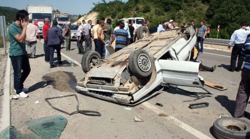 Yoldan &Ccedil;ıkan Otomobil Takla Attı: 3 Yaralı