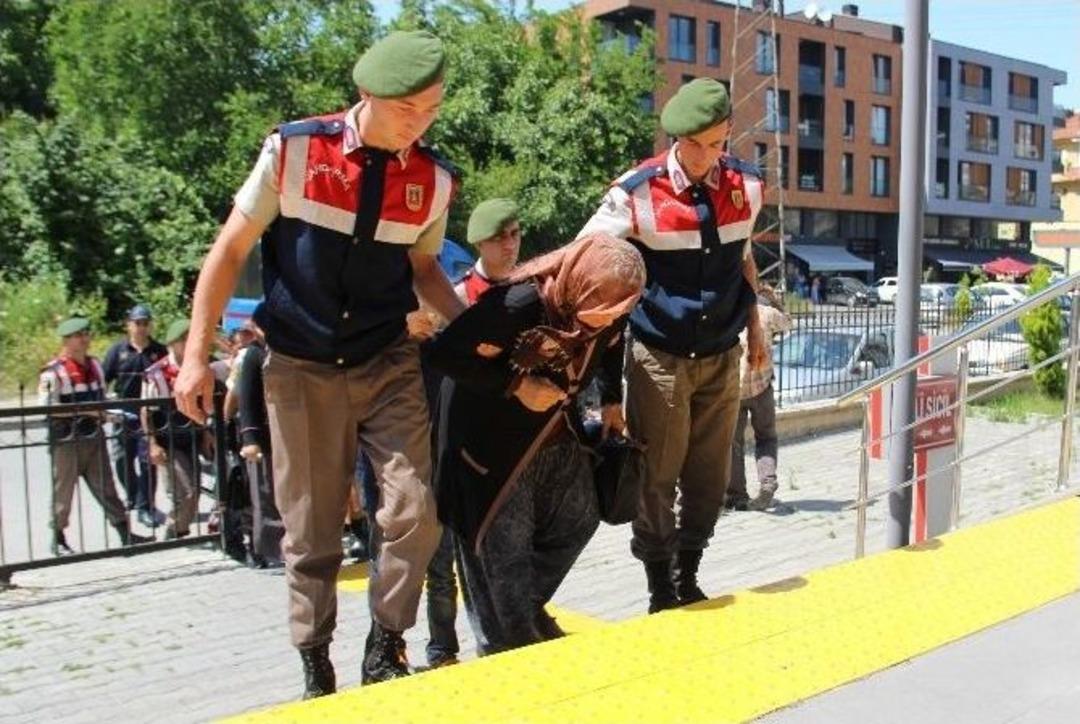 Kocasını Odunla &Ouml;ld&uuml;ren Kadın Adliyede