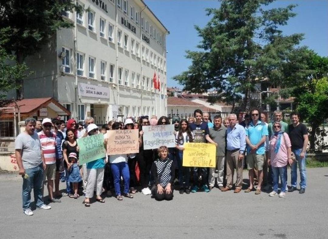 &Ouml;ğrenci Ve Veliler Okullarının Taşınmasını İstemiyor