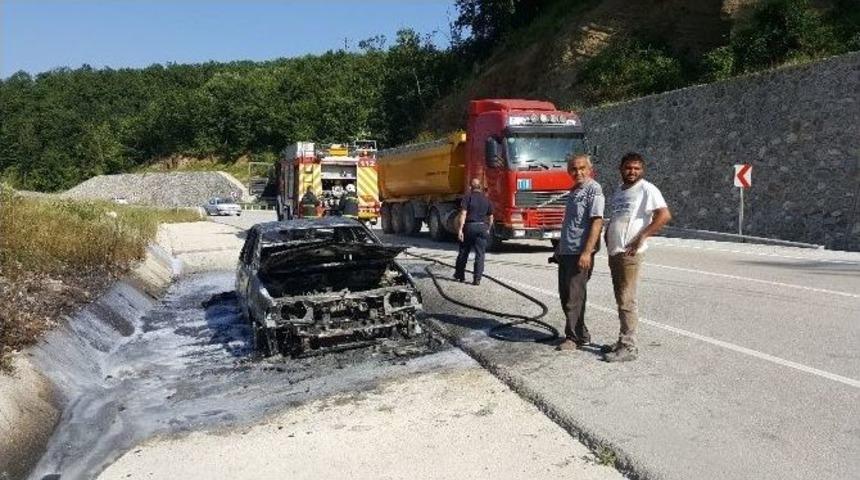 Seyir Halindeki Otomobil Alev Aldı