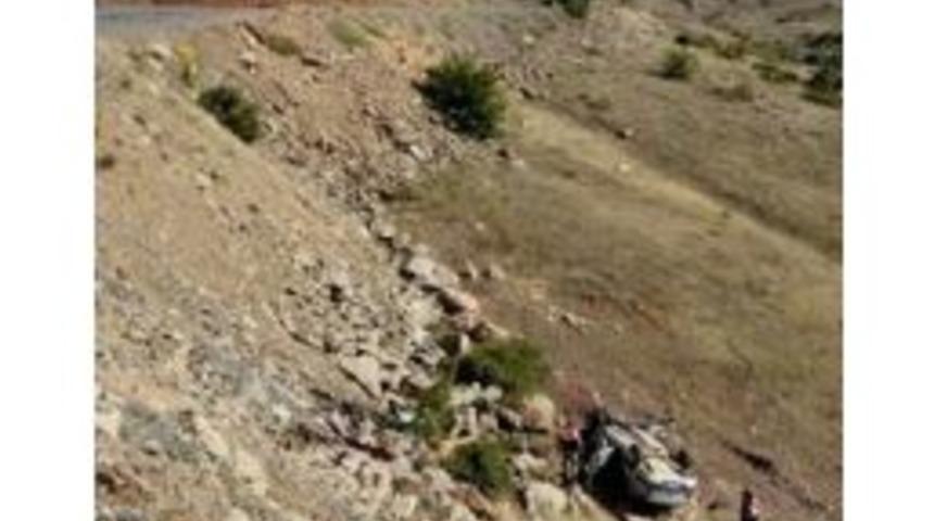 Otomobil Şarampole U&ccedil;tu, Sıkışan Yolcuyu İtfaiye Kurtardı