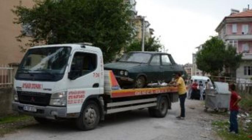 Terk Edilmiş Otomobil Otoparka Çekildi