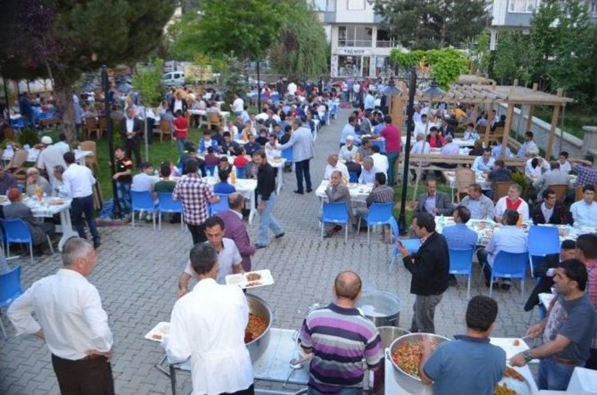 Gurbetteki Gen&ccedil;liler İftar Sofrasında Bir Araya Geldi