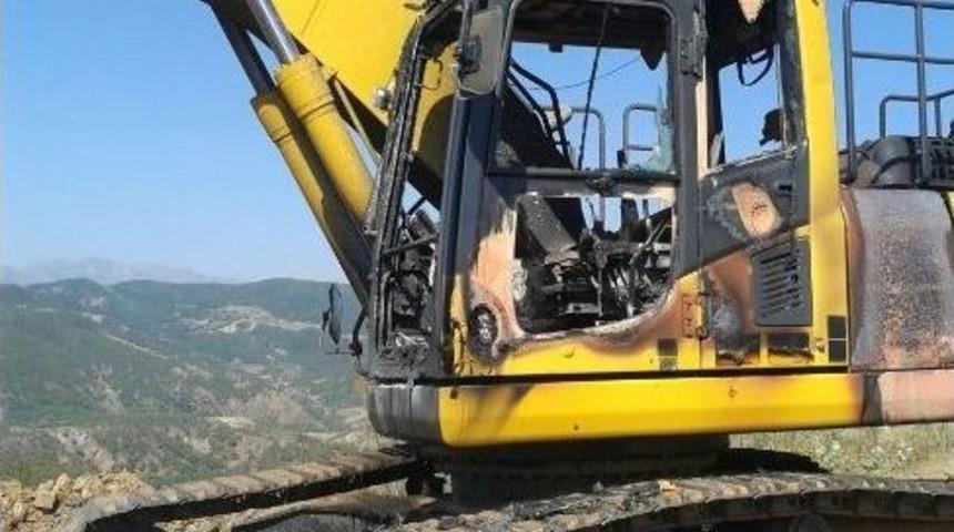 Ter&ouml;ristler Şof&ouml;rleri Bağlayıp, İş Makinalarını Yaktılar