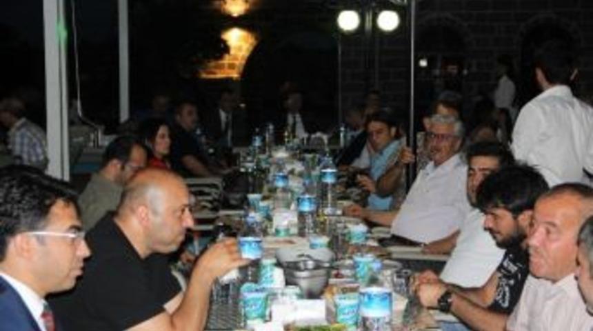 Diyarbakır Valisi Hüseyin Aksoy, Gazetecilerle İftarda Buluştu