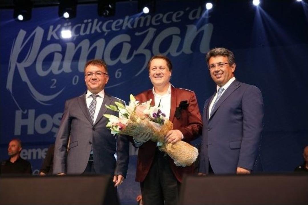 Ahmet &Ouml;zhan, K&uuml;&ccedil;&uuml;k&ccedil;ekmecelileri İlahileriyle Mest Etti