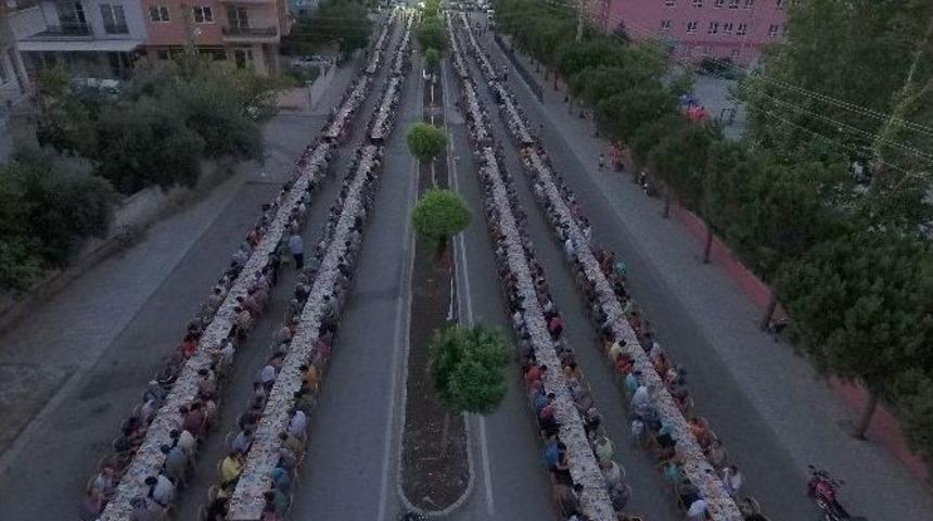 Başkan G&uuml;rlesin&rsquo;den Kayıhan&rsquo;da 3 Bin Kişilik İftar