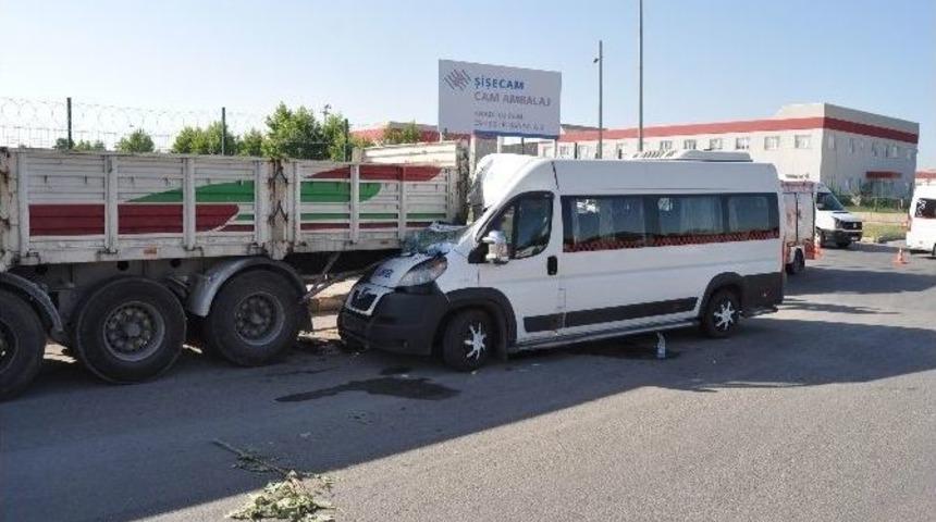 Servis Minib&uuml;s&uuml; Tır&rsquo;a &Ccedil;arptı: 17 Yaralı
