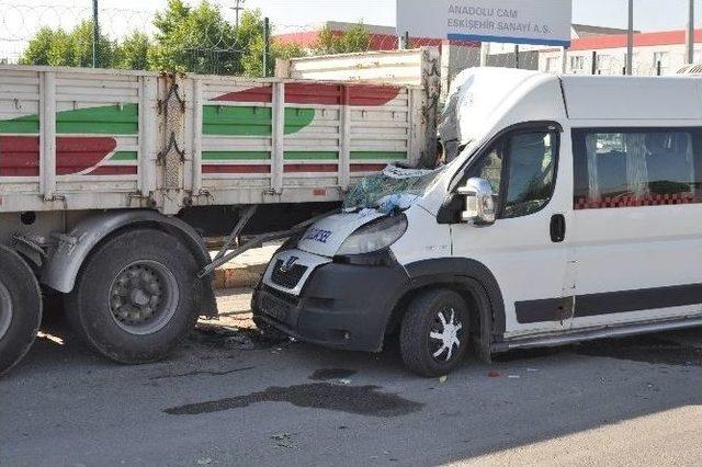 Servis Minibüsü Tır’a Çarptı: 17 Yaralı