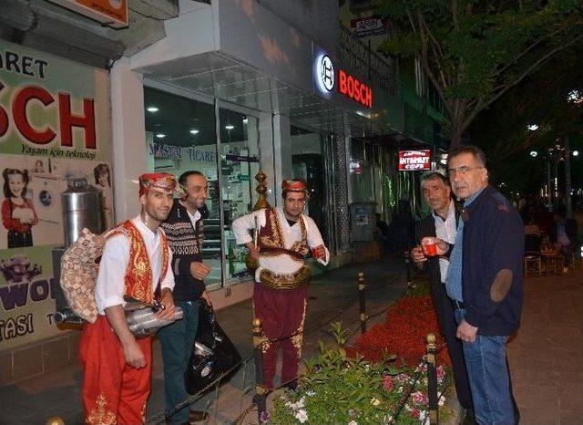 Tatvan Belediyesi Vatandaşlara Osmanlı Şerbeti İkram Etti