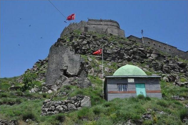 Kars Kalesi’nin Dış Surları Yıkılıyor