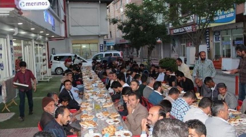 Van Rahmet Eli Derneği A&ccedil;ık Alanda İftar Yemeği Verdi