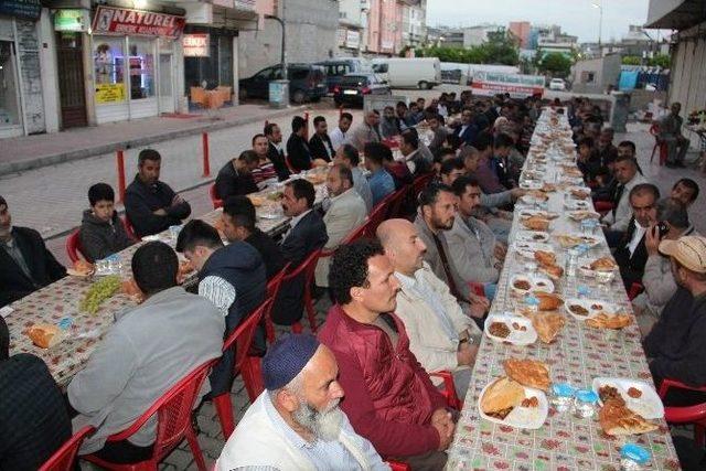 Van Rahmet Eli Derneği Açık Alanda İftar Yemeği Verdi