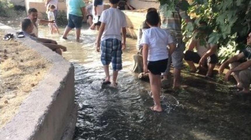 Sıcaktan Bunalanlar Akpınar&rsquo;a Koşuyor