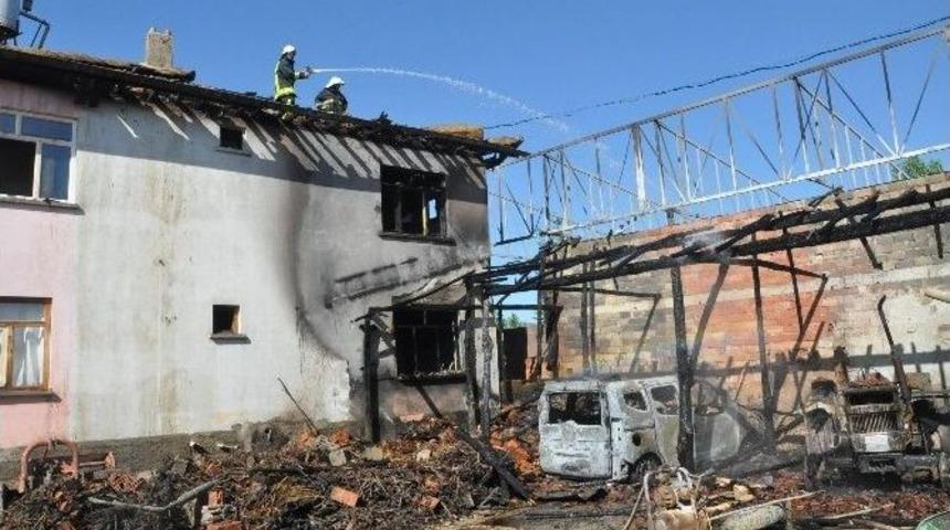 Garajla Birlikte Trakt&ouml;r Ve Ticari Ara&ccedil; K&uuml;l Oldu