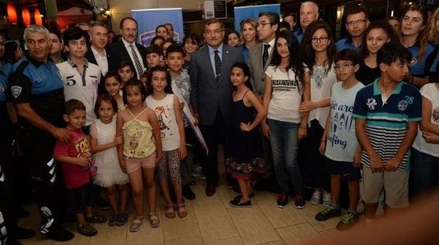İzmir Polisi &Ccedil;ocuklarla İftarda Buluştu