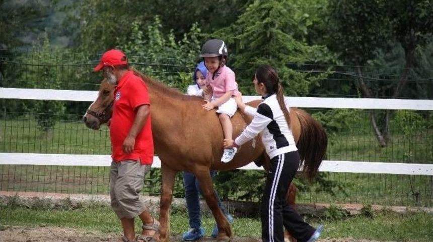 (&ouml;zel Haber) İlk Kez 5 Yaşında At Sayesinde Y&uuml;r&uuml;d&uuml;