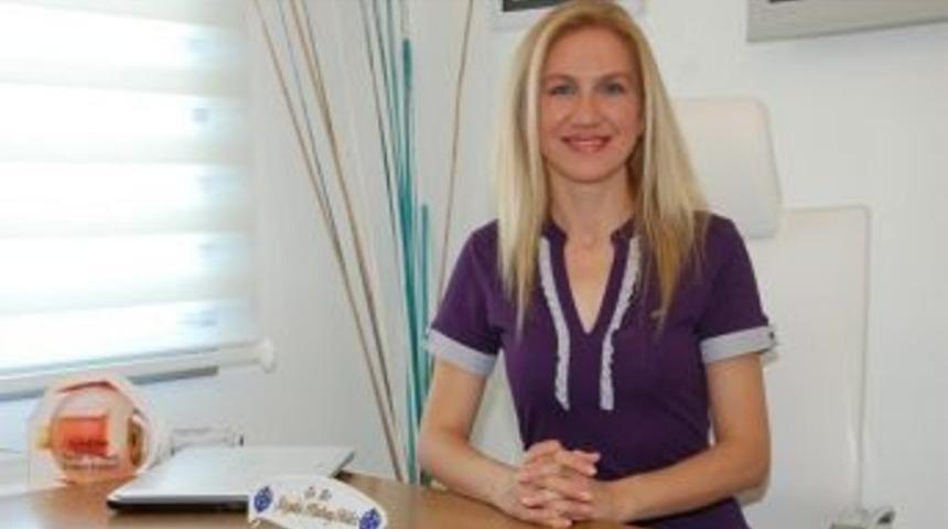 Op. Dr. Atabay: "uzun S&uuml;re Cep Telefonu Kullanmak G&ouml;z&uuml; Bozuyor"