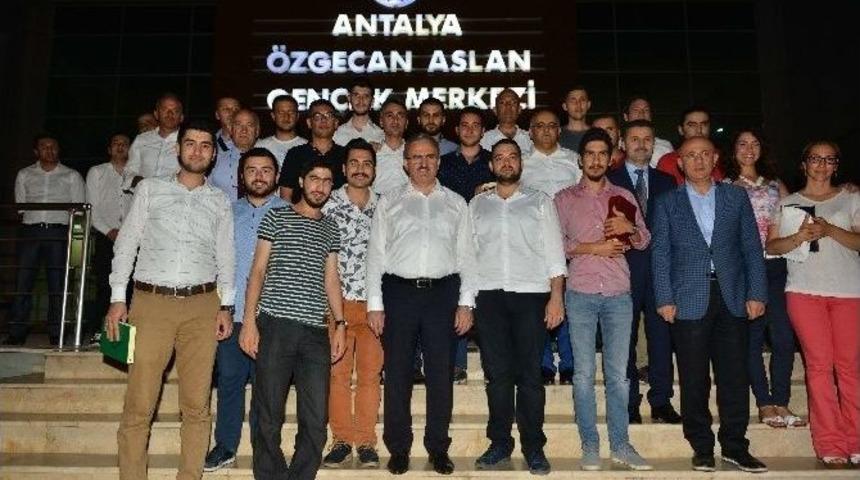 Vali Karaloğlu, Gen&ccedil;lerle İftar A&ccedil;tı