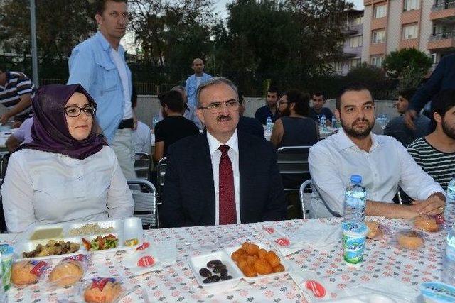 Vali Karaloğlu, Gençlerle İftar Açtı