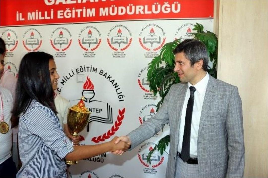 Gaziantep&rsquo;in Gururu &Ouml;ğrencilerden Milli Eğitim M&uuml;d&uuml;r&uuml;ne Ziyaret