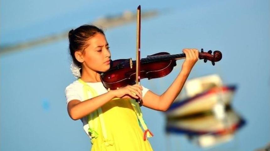 Zeytin &Ccedil;ekirdekleri Boğazi&ccedil;i Mezunları Korosuyla, Ayvalık Taksiyarhis Klisesi Sahnesini Paylaşacak