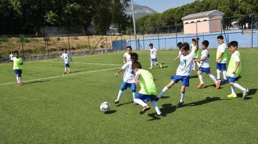 Yunusemre Belediyesi Kış Futbol Okulu A&ccedil;ıyor