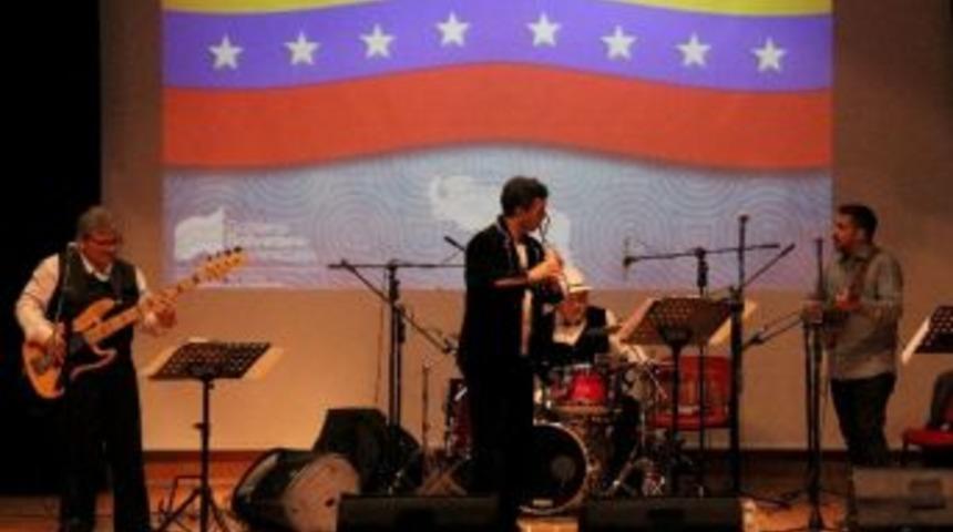 Venezuela&rsquo;nın Bağımsızlık Yıl D&ouml;n&uuml;m&uuml; &Ccedil;sm&rsquo;de Kutlandı