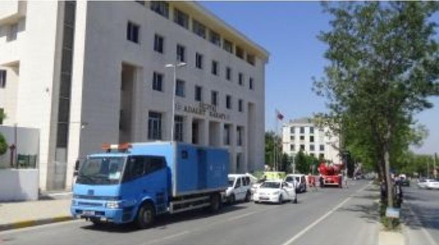 (&ouml;zel Haber) Adliye &Ccedil;atısında İntihar Girişimi