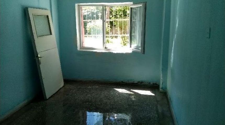 Baba Ve 10 Yaşındaki Kızının Cesetleri &Ccedil;evreye Yayılan Koku İle Ortaya &Ccedil;ıktı