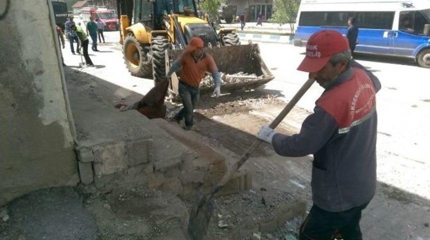 Y&uuml;ksekova&rsquo;da Temizlik &Ccedil;alışmaları S&uuml;r&uuml;yor