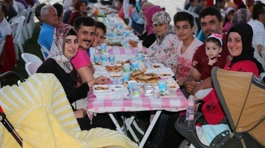 Başiskele&rsquo;de 50 Bin Kişi İftar Yaptı