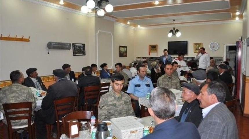 Arpa&ccedil;ay Kaymakamı Şehit Aileleriyle İftarda Bir Araya Geldi