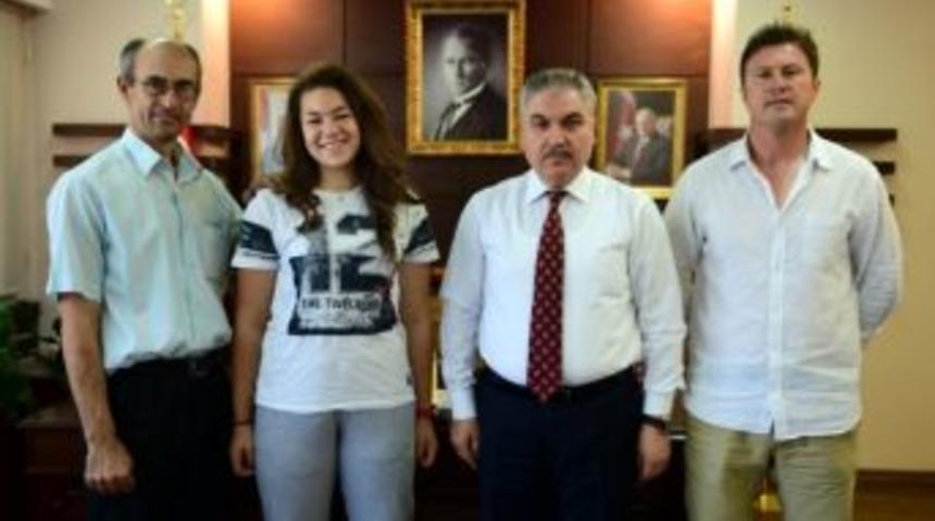 Şampiyon Sporcuya Uşak Valisinden &Ouml;d&uuml;l