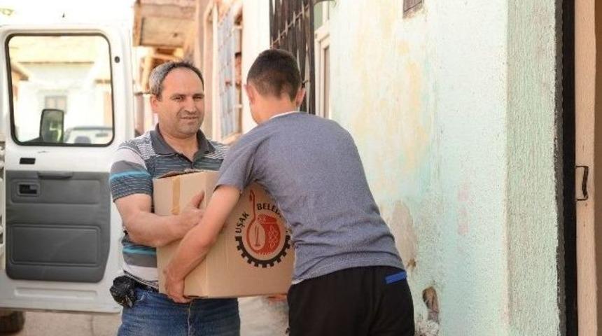 Uşak Belediyesi Bin 600 Adet Gıda Paketi Dağıttı