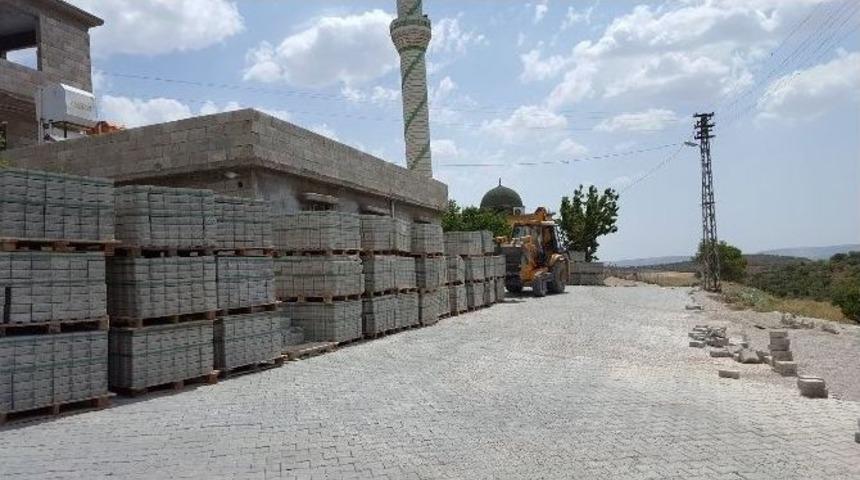 Musabeyli İl&ccedil;esinde Kilit Taşı D&ouml;şemesi S&uuml;r&uuml;yor