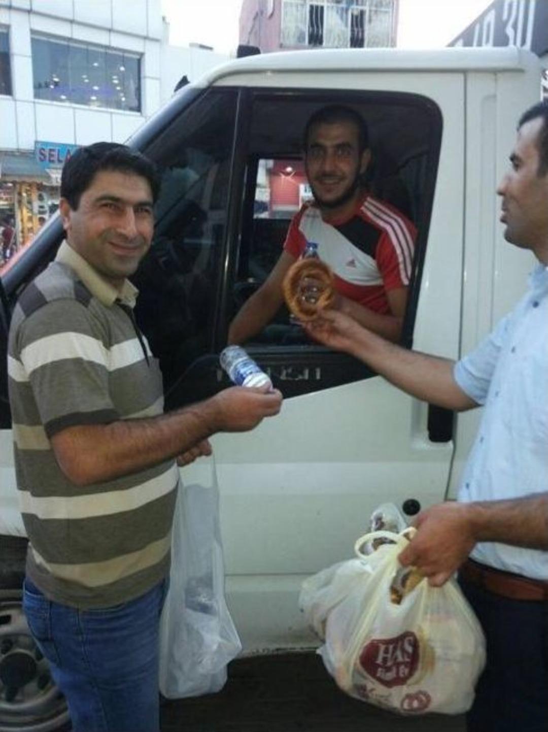 Akpartili Gen&ccedil;ler, İftara Yetişemeyenlerin Yardımına Koşuyor